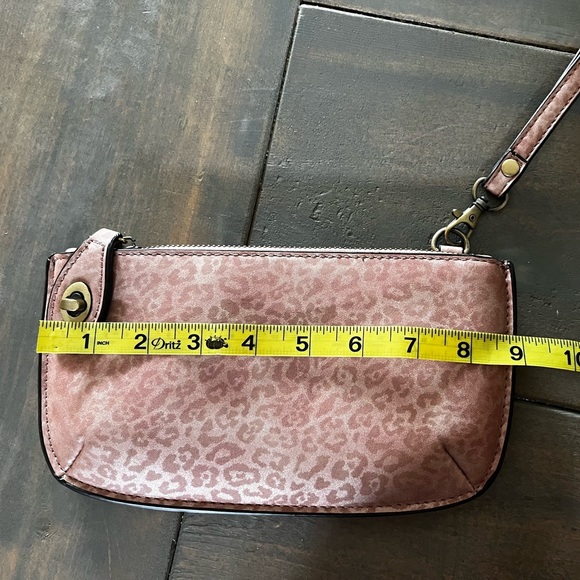 ✨5/$25✨Pink cheetah print wristlet - Picture 3 of 7